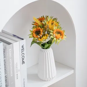 Vase moderne en céramique blanc à facettes avec tournesols artificiels décoratifs