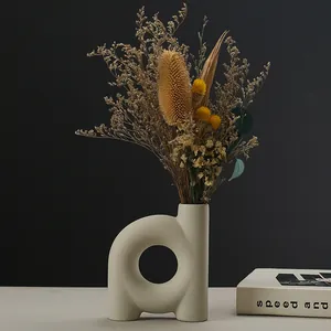 Jarrón de arte cerámico minimalista moderno con diseño geométrico abstracto chic