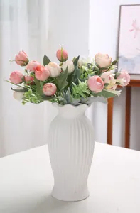 Detailansicht einer modernen weißen gerippten Keramikvase mit gewelltem Randdesign