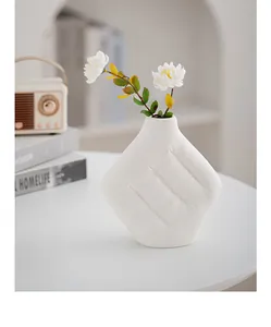 Vue macro détaillée d'un vase à fleurs créatif en céramique blanche en forme d'oreiller