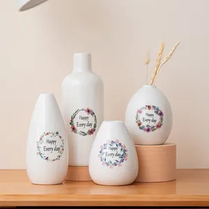Juego de 4 elegantes mini jarrones de cerámica blanca con diseño floral decorativo