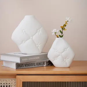 Vases modernes en céramique blanche en forme d'oreiller pour une décoration de table élégante