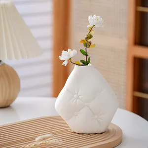 Vase créatif en céramique au motif de coussin pour décoration avec des fleurs blanches