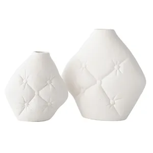 Paire de vases créatifs en céramique blanche avec un motif unique de texture matelassée