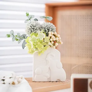 Minimalistische weiße Keramikvase mit Elefantenrelief für moderne Wohnkultur