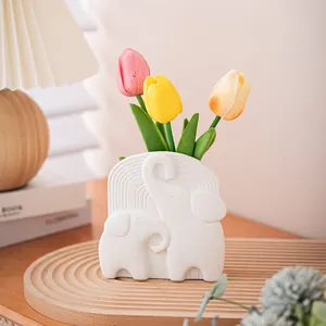 Weiße Keramik Elefantenvase mit künstlichen Tulpen Deko