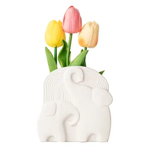 Minimalistische weiße Keramikvase mit Elefantenrelief für moderne Wohnkultur und Büro
