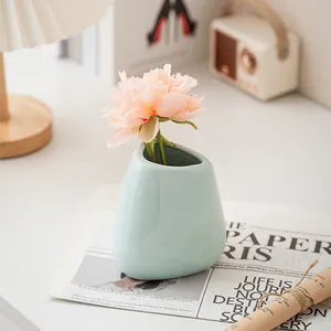 Vaso moderno in ceramica azzurra per composizioni floreali in soggiorni eleganti