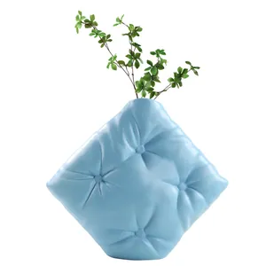 Vase créatif en céramique bleu clair en forme d'oreiller pour décoration moderne de maison