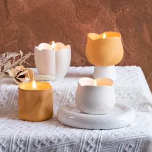 Portacandele a tulipano in ceramica stile nordico bianco e giallo su tessuto bianco