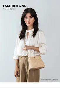 Detail einer minimalistischen geflochtenen Stroh-Umhängetasche an einem Fashion-Model