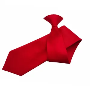 Primer plano detallado de una corbata roja lisa con textura de tela de sarga de alta calidad.