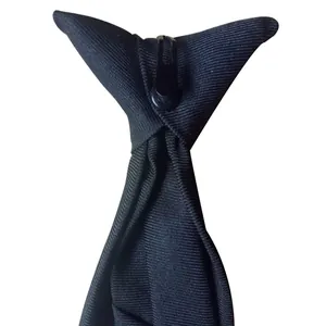 Detalle de corbata negra con clip y mecanismo de cierre para personal seguridad.