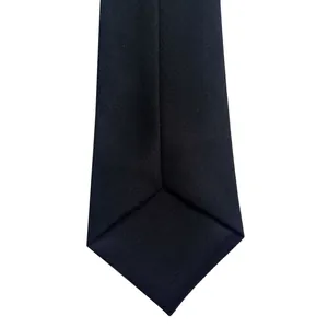 Primer plano detallado de una corbata negra que muestra la textura de la sarga y el diseño de punta