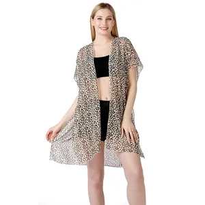 Vista detallada de un kimono de playa de gasa con estampado de leopardo en una modelo