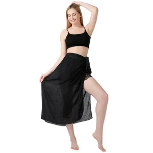 Schwarzer Strand-Sarong aus Baumwolle als Bikini-Überwurf an einem Model gezeigt