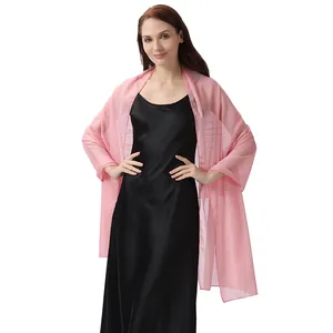 Elegante chal de crepé de seda rosa brillante para vestido de noche en una modelo