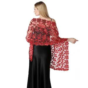Dettaglio posteriore di uno scialle floreale con paillettes rosse su un abito nero