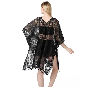 Achteraanzicht van elegante zwarte kant strand cover-up met kwastjes en patronen