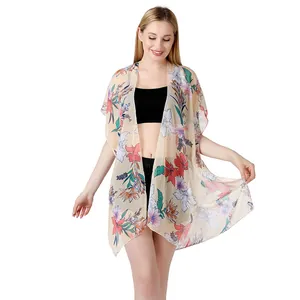 Capa de playa ligera de gasa floral con mangas murciélago mostrada en una modelo femenina