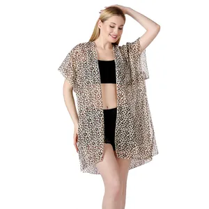Vista detallada de un cárdigan de playa de gasa con estampado de leopardo para mujer