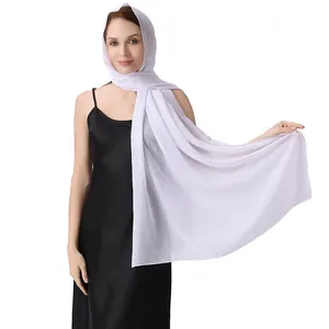 Eleganter weißer Chiffon-Schal mit glitzernden Strasssteinen, ideal für Abendkleider.