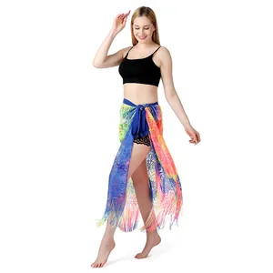 Vollansicht eines bunten Batik-Spitzen-Strand-Pareos mit Fransen-Quasten an einem Modell.