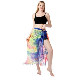 Detailansicht eines lebhaften Batik-Sarongs mit geometrischen Drucken und Fransen.
