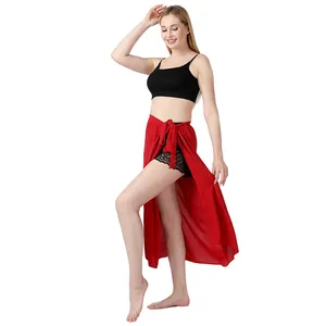 Ganzkörperaufnahme eines roten Einteiler-Wickel-Sarongs als Strand-Cover-up am Modell