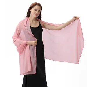 Elegante chal de crepé rosa brillante para vestido de noche, muestra textura ligera.