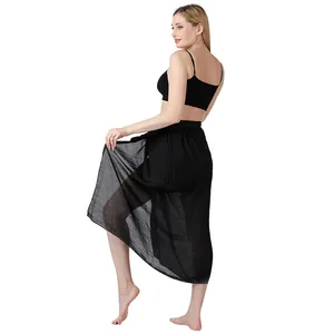Rückansicht eines leichten schwarzen Slub-Baumwolle Sarong Bikini-Überwurf für den Strand