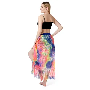 Seitenansicht eines farbenfrohen Batik-Spitzen-Strandwickelrocks mit eleganten Fransen.