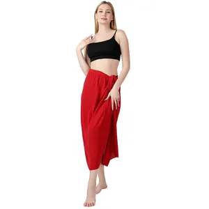 Eleganter einfarbiger roter Wickelsarong Strandrock Bikini Cover-Up an einem Model auf weißem Grund