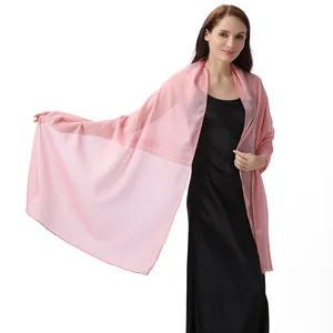 Primer plano de un elegante chal rosa semitransparente para vestidos de noche y bodas