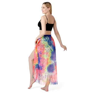 Detailansicht eines bunten Batik-Lace-Strandsarongs mit eleganten Fransen am Saum