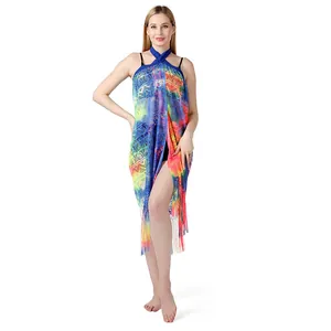 Vollansicht eines bunten Batik-Strand-Sarongs mit Fransen-Details an einem Modell