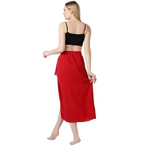 Detaillierte Rückansicht eines roten einteiligen Wickel-Sarongs als Strand-Cover-up-Rock