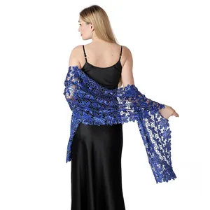 Dettaglio dello scialle blu con paillettes indossato su un abito da sera nero