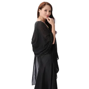 Detailansicht eines schwarzen Chiffon-Schals mit elegantem funkelndem Sternen-Strassmuster