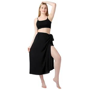 Detailansicht des schwarzen einfarbigen Sarong-Wickelrocks mit hohem Seitenschlitz