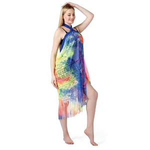 Ganzkörperaufnahme eines farbenfrohen Batik-Strandparéos mit langen Fransen-Details