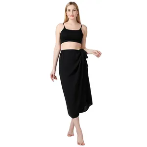 Detailansicht eines schwarzen einteiligen Wickel-Sarongs mit passendem Strand-Top.