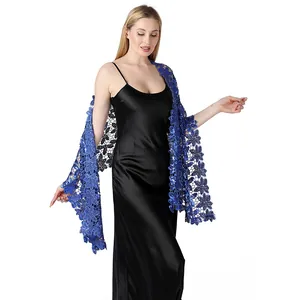Vista dettagliata di alta qualità di un elegante scialle in pizzo con paillettes blu da sera
