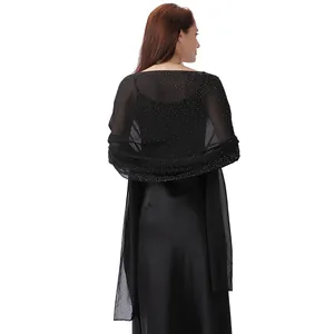 Detailansicht eines eleganten schwarzen Chiffon-Schals mit funkelnden Strasssteinen