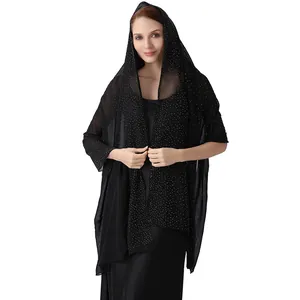Elegante Detailansicht eines schwarzen Chiffon-Schals mit funkelndem Sternenmuster