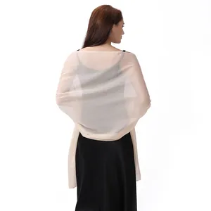 Elegante vista trasera de un chal de crepé metalizado sobre un vestido de noche negro