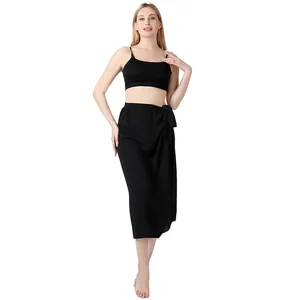 Elegantes schwarzes zweiteiliges Strand-Set mit Crop-Top und einem Wickel-Pareo-Rock