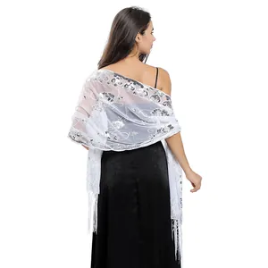 Elegante witte kanten sjaal met pailletten en lange franjes, achteraanzicht voor avondjurken