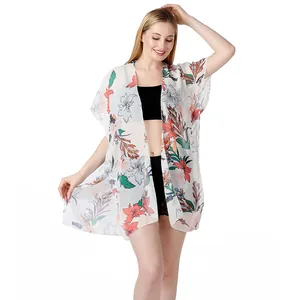 Elegante salida de baño de gasa floral blanca mostrada en un modelo de estudio