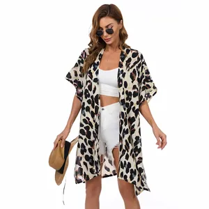 Vista dettagliata del cardigan kimono leopardato alla moda per la spiaggia e il sole